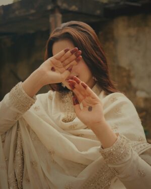 Ayesha Khan Instagram - Eid Mubarak🌙
Wearing @asbaabofficial 
Captured by- @fokuscreations