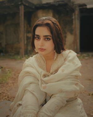 Ayesha Khan Instagram - Eid Mubarak🌙
Wearing @asbaabofficial 
Captured by- @fokuscreations