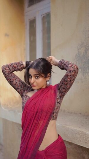 Ayesha Khan Instagram - Isharon isharon mein👀
🎥- @cs.photography17 
Wearing- @thenmozhidesigns 
Styled by- @sshorewala 
.
.
(Ayeshakhan, foryou, oldbollywood)
.
.
#reelsinstagram #foryou #explore #oldbollywood