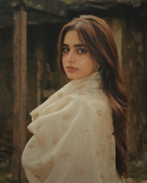 Ayesha Khan Instagram - Eid Mubarak🌙
Wearing @asbaabofficial 
Captured by- @fokuscreations