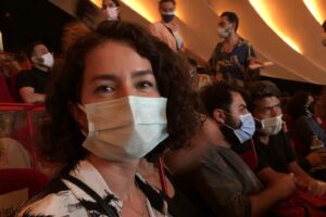 Ayfer Dönmez Instagram - Dün akşam Yeniden Leyla’yı ilk kez seyirciyle birlikte izledik. İstanbul film festivaline ve bu heyecanı bizle paylaşan herkese teşekkür ederiz. Bir buçuk yıl pandemi arasından sonra tekrar sinemayı sinemada izlemek harika! 🤍🎭🎥
#yaşasınsinema #ulusalyarışma #istanbulfilmfestivali #yenidenleyla
