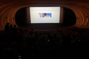 Ayfer Dönmez Instagram - Dün akşam Yeniden Leyla’yı ilk kez seyirciyle birlikte izledik. İstanbul film festivaline ve bu heyecanı bizle paylaşan herkese teşekkür ederiz. Bir buçuk yıl pandemi arasından sonra tekrar sinemayı sinemada izlemek harika! 🤍🎭🎥
#yaşasınsinema #ulusalyarışma #istanbulfilmfestivali #yenidenleyla