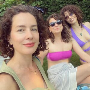 Ayfer Dönmez Instagram - Haziranı bu tatlı haftasonuyla çok sevdiklerimle bitirirken.. 🙏🏻 🎂 ❤️🥂🌈 #bff #love #joy 

Temmuz İstanbul film festivali ulusal yarışma heyecanıyla geliyordu.. #yenidenleyla 🎥🎭🙏🏻🤍
