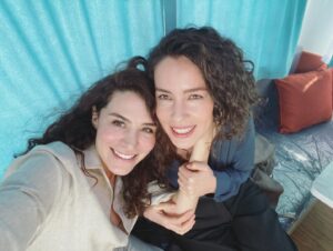 Ayfer Dönmez Instagram - #babamınkemanı yarın Netflix’de! Yönetmenimin koltuğunda keyfim yerinde :) ❤️ 🎥 🎞 🍿 
@andacyo @bkmonline @netflixturkiye