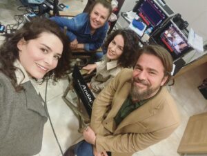 Ayfer Dönmez Instagram - #babamınkemanı yarın Netflix’de! Yönetmenimin koltuğunda keyfim yerinde :) ❤️ 🎥 🎞 🍿 
@andacyo @bkmonline @netflixturkiye