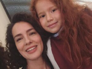 Ayfer Dönmez Instagram - #babamınkemanı yarın Netflix’de! Yönetmenimin koltuğunda keyfim yerinde :) ❤️ 🎥 🎞 🍿 
@andacyo @bkmonline @netflixturkiye