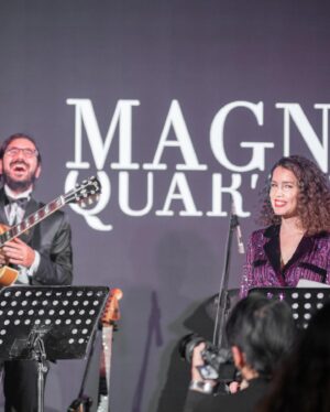 Ayfer Dönmez Instagram - Vee sahne.. O zaman en en önce 9 yıl önce ders almaya başladığım harika insan @elifcaglarmuslu ve ardından devam ettiğim bir başka harika insan @randykesen ‘e çok teşekkür ederim ❤️❤️ 

Her zaman yüreklendiren, sevgi dolu enerjisiyle @kenandogulu ve canlarım @berenn_saat , @belcimbilgincom @mugesarioglu,  @iremsent  iyi ki yanımdaydınız ❤️ Gece Beren’le birlikte  Kenan’dan aldığımız sahne dersleriyle devam etmişti.. 🎵 🎶 🎵🎙 🦚