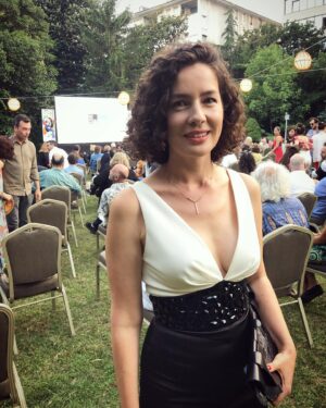 Ayfer Dönmez Instagram - Festivali, sinemaya gitmeyi, izleyiciyle aynı anda filmimizi izlemeyi çok özlemişiz. Müthiş bir 14 gündü, çok iyi bir seçkiydi.. Tebrikler herkese. Yeniden Leyla festival yolculuğuna devam ediyor.. #istanbulfilmfestivali #ulusalyarışma 
#yenidenleyla @yeniden_leyla_film #yaşasınsinema 🎥🎭

Ayrıca @dilbergunel  ve @porteristanbul ‘a çok teşekkür ederim 👗 🧡 🦄
