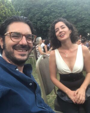 Ayfer Dönmez Instagram - Festivali, sinemaya gitmeyi, izleyiciyle aynı anda filmimizi izlemeyi çok özlemişiz. Müthiş bir 14 gündü, çok iyi bir seçkiydi.. Tebrikler herkese. Yeniden Leyla festival yolculuğuna devam ediyor.. #istanbulfilmfestivali #ulusalyarışma 
#yenidenleyla @yeniden_leyla_film #yaşasınsinema 🎥🎭

Ayrıca @dilbergunel  ve @porteristanbul ‘a çok teşekkür ederim 👗 🧡 🦄