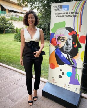 Ayfer Dönmez Instagram - Festivali, sinemaya gitmeyi, izleyiciyle aynı anda filmimizi izlemeyi çok özlemişiz. Müthiş bir 14 gündü, çok iyi bir seçkiydi.. Tebrikler herkese. Yeniden Leyla festival yolculuğuna devam ediyor.. #istanbulfilmfestivali #ulusalyarışma 
#yenidenleyla @yeniden_leyla_film #yaşasınsinema 🎥🎭

Ayrıca @dilbergunel  ve @porteristanbul ‘a çok teşekkür ederim 👗 🧡 🦄