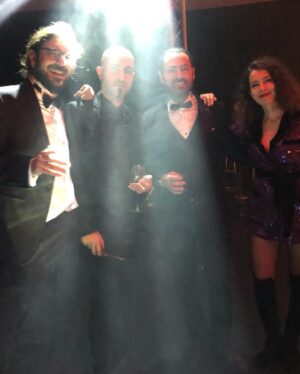 Ayfer Dönmez Instagram - Vee sahne.. O zaman en en önce 9 yıl önce ders almaya başladığım harika insan @elifcaglarmuslu ve ardından devam ettiğim bir başka harika insan @randykesen ‘e çok teşekkür ederim ❤️❤️ 

Her zaman yüreklendiren, sevgi dolu enerjisiyle @kenandogulu ve canlarım @berenn_saat , @belcimbilgincom @mugesarioglu,  @iremsent  iyi ki yanımdaydınız ❤️ Gece Beren’le birlikte  Kenan’dan aldığımız sahne dersleriyle devam etmişti.. 🎵 🎶 🎵🎙 🦚