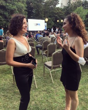 Ayfer Dönmez Instagram - Festivali, sinemaya gitmeyi, izleyiciyle aynı anda filmimizi izlemeyi çok özlemişiz. Müthiş bir 14 gündü, çok iyi bir seçkiydi.. Tebrikler herkese. Yeniden Leyla festival yolculuğuna devam ediyor.. #istanbulfilmfestivali #ulusalyarışma 
#yenidenleyla @yeniden_leyla_film #yaşasınsinema 🎥🎭

Ayrıca @dilbergunel  ve @porteristanbul ‘a çok teşekkür ederim 👗 🧡 🦄