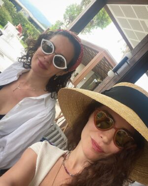 Ayfer Dönmez Instagram - Belçiiiiiiiiiim bütün renklerini sevdiğim, iyi ki doğdun canımın içi!! 💜🦄🌈