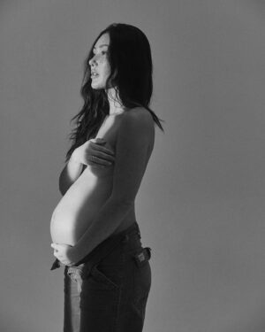 Aylya Marzolf Instagram - New curves & kicks. 

Baby & photos by @dirkmai 😋