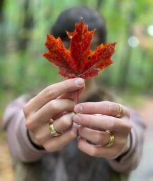 Aymeric Jett Montaz Instagram - Supporting your local indigenous brand🤍 @starlightfurs look at this leaf I found! @angarajewelry @daytonboots