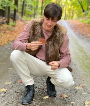 Aymeric Jett Montaz Instagram - Supporting your local indigenous brand🤍 @starlightfurs look at this leaf I found! @angarajewelry @daytonboots