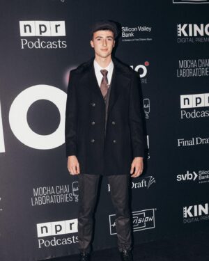 Aymeric Jett Montaz Instagram - What a great night this was🥰 It was great uniting with the cast of Anne With AN E after many years apart ❤️❤️

Thank you so much to 
@lechateaukaranta for the peaky blinders inspired outfit and thank you to @magillhats for styling the hat 🤘🤘