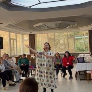 Ayşe Burcu Eren Instagram - Kendi karanlığına ışık tutacak olan sensin Çekirge📌

Çünkü, aydınlık ve karanlık senin kullanabileceğin kaynakların.🦋

Bu ikiliğe dualite deniyor.🌈
Dualite: Latince kökenli duo (iki) kelimesinden türemiştir.

Zıtlıkların prensibi olarak konuşulsa da, aslında evrende zıt olan birşey yoktur herşey birbirini tamamlar.☘️

Her şey, birbirini içerir, birbirini bütünler.🎈

Ruh - beden
Somut - soyut,
Doğum - ölüm,
Eril - dişil
Aydınlık - Karanlık
Sol -Sağ
Negatif -Pozitif
Sevgi -Korku

Dalitenin olmadığı hal varlığın eril ya da dişil olmadığı hal olarak ifade edilir.☘️

Biz; kendi içimizdeki bilgiyi anlamak için çıktığımız  yaşam yolculuğunda, taşıdığımız tüm dualite niteliklerini tanımak ve anlamak için buradayız.🌈

Dünya gezegeni, zıtlıklar prensibi de denilebilen dualiteyi uygulayacak en uygun yerdir.📌

Bu sebeple atom altı parçacıklar tutun da; karanlık ve aydınlık enerjiye kadar; bu ikilik her boyutta mevcuttur. 

Öyleyse; içinde karanlık diye adlandırdığın o korkunun da, sevgiden geldiğini bilmek, sana ne kazandırır Çekirge?🩷

#çekirge 
#çekirgesohbetleri 
#çekirgesohpetleri 
#kisiselgelisim 
#aydınlık 
#Sevgi
#dualite