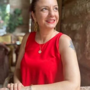 Ayşe Burcu Eren Instagram - Kim demiş ki olmaz diye? Yeter ki sen candan iste.

Gerçekten nedir candan istemek?
Hemen söylüyorum!

🧩Tüm varlığınla istemek
🧩Olmazsa olmaz diyecek kadar çok istemek.
🧩Onun için çabalamak.
🧩Bunisteğin için yola çıkmak, 
🧩Yolda düşmek tekrar kalkmak
🧩Sonra tekrar düşmek.
🧩Sonra tekrar kalkmak.
🧩Sonra tekrar
🧩Ve tekrar ve tekrar.
🧩Azmetmek.
🧩Devam etmek.
🧩Yolda kalmak.
🧩İnanmak.
🧩İnanarak devam etmek.
🧩Ve akışa bırakmak.
🧩Tevekkül etmek
🧩Benim için hayırlısı ise olsun diyebilmek.

🧩Ve kavuşmak.
🧩Ya da kavuşamamak.

🧩Kavuşursan Eyvallah demek.

🧩Kavuşamazsan da Eyvallah vardır bunda da bir hayr diyebilmek.

🧩E candan da istesen bazen olmaması daha iyi değil mi Çekirge?

🧩"Olan da da olmayan da da bin hayr"
Öyle değil mi?

💜Sen yeter ki iste ve yolda kal.

🎀Haydi sevdim seni.

#çekirgesohbetleri 
#çekirgeedebiyatı 
#çekirgesohpetleri 
#çekirgeduası 
#psikoloji 
#motivasyon 
#farkındalık 
#instaedebiyat 
#instagood 
#instamood
