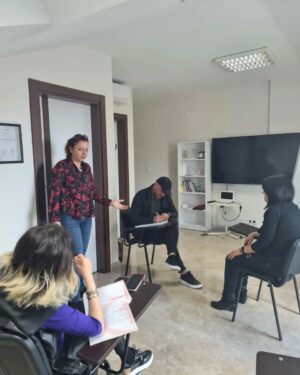 Ayşe Burcu Eren Instagram - 🎈Dersimiz: Profesyonel Bilişsel Koçluk akreditasyonu "Koçlukta T Modeli" 

🎈Bilinçli Farkındalık Eğitiminin ardına Koçluk akreditasyonunda ilerleyen öğrencilerimiz, güçlü bir maratona hazırlanıyorlar.

🎈Kisisel Gelisim Profesyoneli olabilmenin birinci kuralı, öncelikle kendi yolunu aydınlatabilmek için, arayışa çıkıp, yollara düşmektir.

🎈Zira, sen yola çıkarsan, yol sana açılacaktır.

🎈Öyleyse yolunuz açık olsun canlar.🎈💫

@erencoaching & @lideregitimdanismanlik işbirliği ile.💌

#mindfulnesspractitioner #profesyonelbilişselkoçluk 
#profesyonelkoçluk #yaşamkoçluğu #psikoloji
#motivasyon #farkındalık