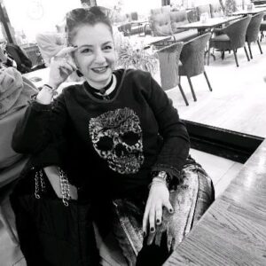 Ayşe Burcu Eren Instagram - 🎈Bir gün kaç insan eder Çekirge?
🎈Bir günde kaç kalbe ulaşırsın?
🎈Bir günde kaç kişiye gülücük hediye edersin? 

🎈Bir günde kaç hayat yaşarsın da, ömrüm uzadı dersin?

🎈Oysa uzadığını düşündüğün zaman; içine güzellikler kattığın anlardır.

🎈Hani yaşam ne getirirse getirsin, senin içine kattığın güzelliklerden bahsediyorum.

🎈Anları güzellemek senin elindeyse; her anı fırsat buldukça misler gibi yaşamalı diyorum.

🎈Çoğaltıp paylaşabiliyorsa bir de bu mis gibi anları; 
Oh! Yaşadığını fark edip, muhteşem  hissediyor insan.

🎈Öyle ya, fark etmediğin bir yaşama da yaşanmış ömür demiyoruz zaten.

🎈O zaman; anlara güzellik katmaya devam!
Ne dersin Çekirge?

#ömür #yaşam #aşk #sevgi #psikoloji #gül
#çekirgesohbetleri
#çekirgesohpetleri