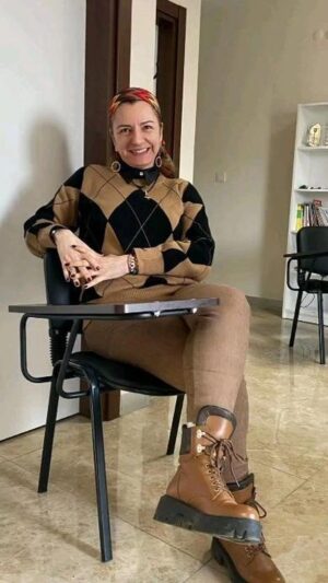 Ayşe Burcu Eren Instagram - Bir gün gelecek ve kendine şunu söyleyeceksin Çekirge:

"Sanırım benim için artık her şey bitti."😔

Tam da bu noktada sana şunu söylemek isterim.
"Sadece kendine yaklaşmaya ihtiyacın var."👌

Uzun zamandır, bedenin de zihnin de koşturup duruyor. Ruhun çoktan geride kaldı.✔️

Kalbinin yerini bile bilmiyorsun. Haydi göster.📌

Kendine şevkat göstermeyi çoktan unuttun.✔️

🎈Birilerine hep evet dedin.
🎈Huzurunuz bozulmasın diye, sesini çıkarmadın. 🎈Saygıdan dedin, sınırlarının aşılmasına izin verdin.

Sen yetişkin bir birey olmanın sorumluluklarını aldığını sandın.
Oysa sırtına yüklendiğin duygular, seni yetişkin olamamanın kucağına bıraktı.😔

Sonuç: Çıkmaz bir sokakta çaresiz hissediyorsun.😔

Her zaman senin için yaşamın başladığı yete git ve oradan bak hayata. 
Yaşamı öğrendiğin yere yani.☘️

Oradaki çocuğa şöyle bir bak. Neye ihtiyacı var? Anlamaya hissetmeye çalış.

Evet! Sevgiye, anlaşılmaya ve değerli hissetmeye ihtiyacı var. Haklısın!✔️

Çıkmaz bir sokakta çaresiz hisseden bugünkü sen değilsin. O!

Şimdi onu tüm bu duygularla donatma zamanı.🦋

Hazırsan başlıyoruz!

#sevgi
#aşk
#kalp
#Psikoloji
#motivasyon
#farkındalık