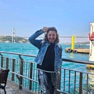 Ayşe Burcu Eren Instagram - Yaşam; hiç beklemediğin anda, hep beklediğin yerlerinden yakalar Çekirge!💃

Öyleyse ezberleri bozmanın zamanı gelmedi mi?

#çekirgesohbetleri #çekirgesohpetleri