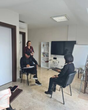 Ayşe Burcu Eren Instagram - 🎈Dersimiz: Profesyonel Bilişsel Koçluk akreditasyonu "Koçlukta T Modeli" 

🎈Bilinçli Farkındalık Eğitiminin ardına Koçluk akreditasyonunda ilerleyen öğrencilerimiz, güçlü bir maratona hazırlanıyorlar.

🎈Kisisel Gelisim Profesyoneli olabilmenin birinci kuralı, öncelikle kendi yolunu aydınlatabilmek için, arayışa çıkıp, yollara düşmektir.

🎈Zira, sen yola çıkarsan, yol sana açılacaktır.

🎈Öyleyse yolunuz açık olsun canlar.🎈💫

@erencoaching & @lideregitimdanismanlik işbirliği ile.💌

#mindfulnesspractitioner #profesyonelbilişselkoçluk 
#profesyonelkoçluk #yaşamkoçluğu #psikoloji
#motivasyon #farkındalık