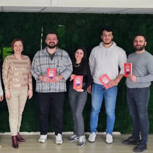 Ayşe Burcu Eren Instagram - @satisinnlpsi kitabımız, @webtures ekibi ile buluştu.

Sevgili @kaangulten in @ceresyayinlari tarafından çıkan #girişimcikafasıyladüşün kitabını kutladık.

Kurum kültürünü her zaman takdir ettiğim ve tüm eğitimlerde dillendirdigim @kaangulten ve ekibi, dijital anlamda geleceği hızla biçimlendiriyorlar.

Birlikte çalıştığımız Takıımdaşlık - Etkin Liderlik ve İletişim Eğitimleri ile;  @satisinnlpsi kitabımızın içeriğini harmanlayacak olan bu muhteşem takıma, geleceğin dünyasında nice başarılar diliyorum.💃

Sevgili @korayinan_ ile birlikte yazmış olduğumuz, @ceresyayinlari tarafından basılan kitabımız @satisinnlpsi; kurumsal eğitim modülü ile, iş dünyasında fark yaratmaya devam ediyor.

@aysetugbadedeoglu @korayinan_ @kaangulten @ceresyayinlari @satisinnlpsi

@webtures @webturesmobile @webturessocial @webturesakademi