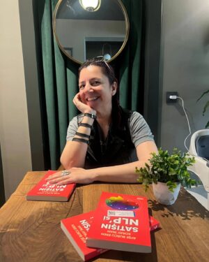 Ayşe Burcu Eren Instagram - Kitap imzalamalara doyamayanlarda bugün.

@satisinnlpsi 
@korayinan_ 🦋❤️