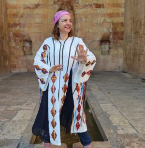 Ayşe Burcu Eren Instagram - 🔆Tai-Chi; tabiatla ve evrenle uyumlu olmayı anlatır.

🔆Bununla birlikte Tai ve Chi simgesi, ying ve yang çemberidir. 
Bu sembol ise; "Her şey zıttına dönüşebilir" der.

🔆Evrenle uyum halinde salınırken; bir an için kendini zannettiğin senin, tam zıttına da dönüşebileceğini bilmek, sana nasıl hissettirir Çekirge? 

#kisiselgelisim #motivasyon #farkındalık #taichi #Psikoloji #felsefe #doğa #tabiat #evren #gelişim #dönüşüm 

Kostüm: @ekincisaniye