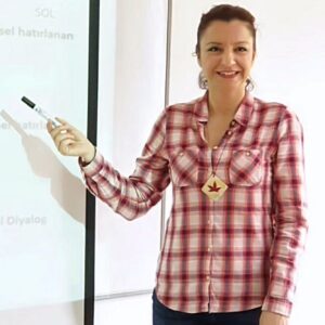 Ayşe Burcu Eren Instagram - Bir günü diğerlerinden ayıracak olan nedir Çekirge? 

*O gün yapacakların mı?
*O gün yaratacakların mı?
*O gün karşılacakların mı?
*O gün kiminle uyandığın mı?
*O gün nerede uyandığın mı?
*O gün neyi kazanacağın mı?
*O gün neyi kaybedeceğin mi?

Sorulara şöyle bir göz attıktan sonra, sen de fark ettin mi canım?

🎈Bir günü diğerlerinden ayıran, tüm bu olasılıkları içinde barındırıyor olması, öyle değil mi?

🎈Yani aslında beklenmedik anları içinde barındırıyor olması.

📌Adına umut dediğimiz duygunun, sahip olduğumuzu zannettiğimiz zamanı nasıl da anlamlı kıldırdığını fark ettiniz mi?

📌Bir günün içinden umudu çıkarırsanız, diğerlerinden hiç bir farkı olmuyor. Peki bunu fark ettiniz mi?

📌🎈Öyleyse umudunu kaybetmenin eşiğine her geldiğinde bunu düşün Çekirgem❗️

✔️Her gün, bir diğerinden ayrı. Çünkü beklenmedik milyonlarca olasılık taşıyor içinde.💫

Öyleyse, bugünü de diğer her gün gibi umutla karşıla💃

📌Ve kendini; beklenmedik muhteşem olasılıklara aç 🌈

Muhteşem bir gün dilerim.