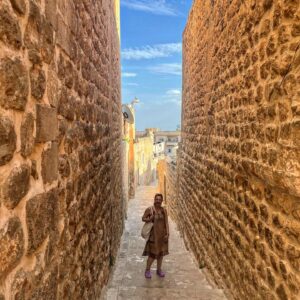 Ayşe Burcu Eren Instagram - 🔆Yaptığını ve yargıladığını bu hayatta yaşamadan ölmeyeceksin Çekirge!

🔆Ektiğin her tohumu biçecek,
Ettiğin her büyük lafı yutacak,
Küçümsediğin, yargıladığın herkesi ve her şeyi,
Buradan gitmeden iliklerine kadar yaşayıp,
Öyle gideceksin.

🔆Anlarsın, anlamazsın.
Bilemem.

🔆İliklerime kadar hissettiğim, gözlemlediğim, öğrendiğim, duyduğum, gördüğüm, anladığım tek bir şey var.

🔆"Kendine de, insanlara da eşit mesafeden sevgiyle ve anlayışla dolu olmalısın." 

🔆Aksi halde dönüştüğün ya da mücadele içinde olduğun şeye sen bile inanamıyorsun.

🔆Öyleyse dilinden dökülene ve yaptığın hareketlere dikkat et!

🔆Dikkat et ki!
Yargıladığına dönüşmeyesin...

🔆Haydi sevildin Çekirgem...

#kisiselgelisim #yaşamkoçu #psikoloji #motivasyon #farkındalık #sevgi #anlayış #korku #yargı #çekirgesohbetleri #çekirgesohpetleri

Photo by @meltemma 💕