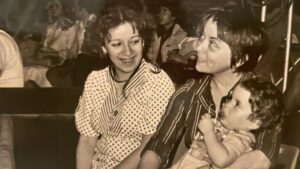 Ayşe Erbulak Instagram - Bu haftanın #tbt fotoları @erbulaksevinc ‘ın Pandora Kutusundan geldi beni taaaa nerelere götürdü. Evet ben bu küçük hanımın abla annesiyim♥️🌺