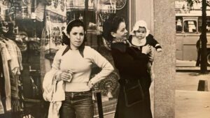 Ayşe Erbulak Instagram - Bu haftanın #tbt fotoları @erbulaksevinc ‘ın Pandora Kutusundan geldi beni taaaa nerelere götürdü. Evet ben bu küçük hanımın abla annesiyim♥️🌺