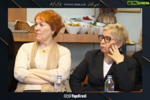 Ayşe Erbulak Instagram - Yapı Kredi Afife Tiyatro Ödülleri @yapikrediafifetiyatroodulleri 
Toplantıları çok keyifli geçiyor.
Hele @haldundormen ile sohbet.
Düşünün neredeyse asırlık bir çınar ben doğarken babamla kapıda bekliyor, sonra ben Küçük Sahne’de tiyatronun ne olduğunu öğreniyorum ardından ilk kozam Dormen Tiyatrosu (Bugünkü Ses 1881) oluyor, her oyunu defalarca seyrediyorum, Kent Oyuncuları konuk tiyatro oynarken artık tiyatronun hamurunda yoğuruluyorum. Zamanın en şahane oyuncularının kucaklarında oturuyorum takma bıyıkların söküyorum ayakkabılarını kostümlerini giyiyorum matine suare arası oynanan oyunun dekorunda kendi kendime oyunlar oynuyorum.
Sonrasında yurt dışı dahil çok yerde tiyatro yapıyorum ve ben doğarken kapıda bekleyen adamla yıllar sonra karı koca oynuyorum rolle ödül alıyorum.
Şimdi de aynı platformun bir neferi olmaktan büyük keyif alıyorum:)))