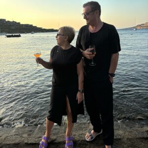 Ayşe Erbulak Instagram - Klavyemin tuşlarına basmaya başladım….
#birailecinayeti
@eksikparcayayinlari 
Öyle dolmuşum ki kelimelere yazmaya parmaklarım yetişmiyor…
Beyzadem;
- Azıcık ara ver, bi’şeyler içelim
Dedi… @ozdenozgurdal 
@muse_bodrum