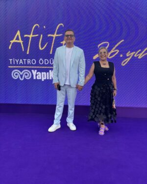 Ayşe Erbulak Instagram - 🎭 3 kez aday ve kazanan @erbulaksevinc ablaannesi, 2 kez de davetli olarak katıldığım YAPI KREDİ AFİFE ÖDÜLLERİ’nde bu kez adıma yazılı JÜRİ koltuğunda oturmanın keyfini yaşadım.

🎭 Her şeyden önce hayatımda ilk kez bu kadar su gibi akan, hiç bir davetlinin salonu terk etmediği, tıkır tıkır işleyen bir ödül törenine ülkemizde hiç rastlamamıştım. Bu nedenle bu şahane organizasyonda emeği geçen herkesi kutluyorum.

🎭 Benim için eşsiz bir deneyim oldu. Çok yeni şeyler öğrendim. Hele dün gece duyduğum 2 deyimi mottom yaptım bile;
Şahika Tekand; UMUT YOKSA İNAT VARDIR
Yücel Erten; DÜŞ HEKİMLERİ

🎭 Eline doğduğum, onun tiyatrosunun kozasından kelebek olup uçtuğum başta Haldun Dormen olmak üzere bu platformda yer alan herkese bana kattıkları için çok teşekkür ederim.
@yapikrediafifetiyatroodulleri 
@haldundormen  @ozdenozgurdal @ozenyula @itirerhart @cimenturunc @sahika.tekand @ebruacaroffical @aziz.sarvan @pinar_cekirge 
🎭 MUTLU ANILAR DOLABIMA çok şahane bir kutu daha yerleştirdim.