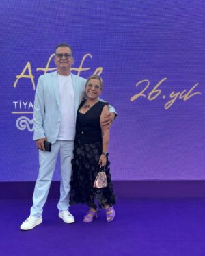 Ayşe Erbulak Instagram - 🎭 3 kez aday ve kazanan @erbulaksevinc ablaannesi, 2 kez de davetli olarak katıldığım YAPI KREDİ AFİFE ÖDÜLLERİ’nde bu kez adıma yazılı JÜRİ koltuğunda oturmanın keyfini yaşadım.

🎭 Her şeyden önce hayatımda ilk kez bu kadar su gibi akan, hiç bir davetlinin salonu terk etmediği, tıkır tıkır işleyen bir ödül törenine ülkemizde hiç rastlamamıştım. Bu nedenle bu şahane organizasyonda emeği geçen herkesi kutluyorum.

🎭 Benim için eşsiz bir deneyim oldu. Çok yeni şeyler öğrendim. Hele dün gece duyduğum 2 deyimi mottom yaptım bile;
Şahika Tekand; UMUT YOKSA İNAT VARDIR
Yücel Erten; DÜŞ HEKİMLERİ

🎭 Eline doğduğum, onun tiyatrosunun kozasından kelebek olup uçtuğum başta Haldun Dormen olmak üzere bu platformda yer alan herkese bana kattıkları için çok teşekkür ederim.
@yapikrediafifetiyatroodulleri 
@haldundormen  @ozdenozgurdal @ozenyula @itirerhart @cimenturunc @sahika.tekand @ebruacaroffical @aziz.sarvan @pinar_cekirge 
🎭 MUTLU ANILAR DOLABIMA çok şahane bir kutu daha yerleştirdim.