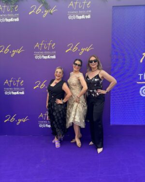 Ayşe Erbulak Instagram - 🎭 3 kez aday ve kazanan @erbulaksevinc ablaannesi, 2 kez de davetli olarak katıldığım YAPI KREDİ AFİFE ÖDÜLLERİ’nde bu kez adıma yazılı JÜRİ koltuğunda oturmanın keyfini yaşadım.

🎭 Her şeyden önce hayatımda ilk kez bu kadar su gibi akan, hiç bir davetlinin salonu terk etmediği, tıkır tıkır işleyen bir ödül törenine ülkemizde hiç rastlamamıştım. Bu nedenle bu şahane organizasyonda emeği geçen herkesi kutluyorum.

🎭 Benim için eşsiz bir deneyim oldu. Çok yeni şeyler öğrendim. Hele dün gece duyduğum 2 deyimi mottom yaptım bile;
Şahika Tekand; UMUT YOKSA İNAT VARDIR
Yücel Erten; DÜŞ HEKİMLERİ

🎭 Eline doğduğum, onun tiyatrosunun kozasından kelebek olup uçtuğum başta Haldun Dormen olmak üzere bu platformda yer alan herkese bana kattıkları için çok teşekkür ederim.
@yapikrediafifetiyatroodulleri 
@haldundormen  @ozdenozgurdal @ozenyula @itirerhart @cimenturunc @sahika.tekand @ebruacaroffical @aziz.sarvan @pinar_cekirge 
🎭 MUTLU ANILAR DOLABIMA çok şahane bir kutu daha yerleştirdim.