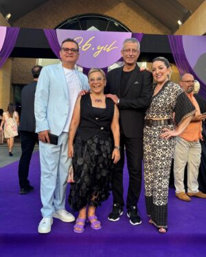 Ayşe Erbulak Instagram - 🎭 3 kez aday ve kazanan @erbulaksevinc ablaannesi, 2 kez de davetli olarak katıldığım YAPI KREDİ AFİFE ÖDÜLLERİ’nde bu kez adıma yazılı JÜRİ koltuğunda oturmanın keyfini yaşadım.

🎭 Her şeyden önce hayatımda ilk kez bu kadar su gibi akan, hiç bir davetlinin salonu terk etmediği, tıkır tıkır işleyen bir ödül törenine ülkemizde hiç rastlamamıştım. Bu nedenle bu şahane organizasyonda emeği geçen herkesi kutluyorum.

🎭 Benim için eşsiz bir deneyim oldu. Çok yeni şeyler öğrendim. Hele dün gece duyduğum 2 deyimi mottom yaptım bile;
Şahika Tekand; UMUT YOKSA İNAT VARDIR
Yücel Erten; DÜŞ HEKİMLERİ

🎭 Eline doğduğum, onun tiyatrosunun kozasından kelebek olup uçtuğum başta Haldun Dormen olmak üzere bu platformda yer alan herkese bana kattıkları için çok teşekkür ederim.
@yapikrediafifetiyatroodulleri 
@haldundormen  @ozdenozgurdal @ozenyula @itirerhart @cimenturunc @sahika.tekand @ebruacaroffical @aziz.sarvan @pinar_cekirge 
🎭 MUTLU ANILAR DOLABIMA çok şahane bir kutu daha yerleştirdim.