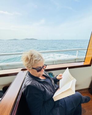 Ayşe Erbulak Instagram - İstanbul’da ulaşımın en güzel hali deniz yolculuğu, hem kitap okursun, hem çay içersin, hem hülyalara dalarsın, öyle mi yapsam şöyle mi yapsam diye düşünürsün, güzel İstanbul’u seyredersin, 
Elimde “Hikaye Hırsızı” var.
Keşke hırsızlık sadece hikayeni çalanla kalsa, emeğini çalarlar, fikrini çalarlar, tonlarca para verip reklam yapıp aldığın öğrencileri çalarlar. Amaaaan neyse biz işimize bakalım: Beyzadem @ozdenozgurdal ‘ım