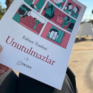 Ayşe Erbulak Instagram - Çok şahane bir turne geride kaldı:)
Eskişehir, İzmir, Bodrum, Denizli...
Yüksek Ökçeler Ses Oyuncuları olarak #kadinhikayeleri anlattık.
Yolculuk sırasında çok güzel kitaplar okudum.
Başka şehirlerde yaşayan arkadaşlarımla ve Bodrum komşularımla hasret giderdim.
İzmir’de Tomris Çetinel’im ve sınıf arkadaşım Melek Sarı geldi elleri kolları dolu.
Bodrum’da Ayşe Özer, Gülhan Sevim, Gül Çavdar, Mihriban Er yalnız bırakmadı.
Eskişehir Denizli şahane seyricili şehirler:)
Her şehre okurlarım ellerinde kitaplarımla geldi, imzaladım, sohbet ettik. 
Hiç tanımadığım seyircilerimizle kucaklaşıp el emeği göz nuru hediyeler aldık:)
Sürpriz olarak Füsun Öndoğan ve Haluk Öndoğan çifti ile sarıldık:)
Almula Merter, Yeşim Gül, Ayşenil Şamlıoğlu, Seren Fosforoğlu, Teymuralp Merter, Hakan Kılıç ile sahnedeyken Meltem Pamirtan, Mihriban Er, Tomris Çetinel konuk olarak bize katıldı. 
Teknikte Tunç’cuğuma, Furkan’a ve kaptanımız MuratKaptan’a, Bodrum Lvzz Otel’e, Bodrum Centrum Butik’e ayrıca çok teşekkür ederim
@teymuralp_merter_fosforoglu 
@almulamerterchurm @yesimguloffical @aysenilsamlioglu @serenfosforoglu @meltempamirtanofficial @mihribaner @tomriscetinel @haluk.ondogan @fusunondogan @melek_sari_yum 
@mr.hakankilic @oyalandim @lvzzhotel @centrum_butik @yuksekokcelersesoyunculari 
İNSAN SEVDİĞİ İŞİ YAPARSA HİÇ ÇALIŞMAZMIŞ:)
BOŞ KAFA ŞEYTANIN ÇALIŞMA ALANIYMIŞ