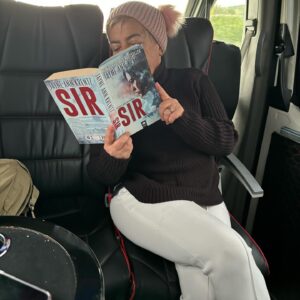 Ayşe Erbulak Instagram - Çok şahane bir turne geride kaldı:)
Eskişehir, İzmir, Bodrum, Denizli...
Yüksek Ökçeler Ses Oyuncuları olarak #kadinhikayeleri anlattık.
Yolculuk sırasında çok güzel kitaplar okudum.
Başka şehirlerde yaşayan arkadaşlarımla ve Bodrum komşularımla hasret giderdim.
İzmir’de Tomris Çetinel’im ve sınıf arkadaşım Melek Sarı geldi elleri kolları dolu.
Bodrum’da Ayşe Özer, Gülhan Sevim, Gül Çavdar, Mihriban Er yalnız bırakmadı.
Eskişehir Denizli şahane seyricili şehirler:)
Her şehre okurlarım ellerinde kitaplarımla geldi, imzaladım, sohbet ettik. 
Hiç tanımadığım seyircilerimizle kucaklaşıp el emeği göz nuru hediyeler aldık:)
Sürpriz olarak Füsun Öndoğan ve Haluk Öndoğan çifti ile sarıldık:)
Almula Merter, Yeşim Gül, Ayşenil Şamlıoğlu, Seren Fosforoğlu, Teymuralp Merter, Hakan Kılıç ile sahnedeyken Meltem Pamirtan, Mihriban Er, Tomris Çetinel konuk olarak bize katıldı. 
Teknikte Tunç’cuğuma, Furkan’a ve kaptanımız MuratKaptan’a, Bodrum Lvzz Otel’e, Bodrum Centrum Butik’e ayrıca çok teşekkür ederim
@teymuralp_merter_fosforoglu 
@almulamerterchurm @yesimguloffical @aysenilsamlioglu @serenfosforoglu @meltempamirtanofficial @mihribaner @tomriscetinel @haluk.ondogan @fusunondogan @melek_sari_yum 
@mr.hakankilic @oyalandim @lvzzhotel @centrum_butik @yuksekokcelersesoyunculari 
İNSAN SEVDİĞİ İŞİ YAPARSA HİÇ ÇALIŞMAZMIŞ:)
BOŞ KAFA ŞEYTANIN ÇALIŞMA ALANIYMIŞ