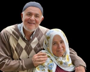 Ayşe Erbulak Instagram - Herkes bu kadar mükemmel olamaz,
En iyi yazar
En iyi oyuncu
En iyi yönetici 
En iyi müzisyen
En iyi anne
En iyi aşık
En züpper, züpper, züpper insan v.s.
Kansere çare bulmuyoruz sonuçta, buralarda ara sıra eşinip eğleşiyoruz:))
Sokmayın bu kadar lafı orta yere, açın kendine söyleyin ya da bir defter alın oralara yazın ya da bana ne yaw:)

P.S. Foto temsili, “herşeyin en iyisini yapmış bir çift olarak 30 yıl sonrası. @ozdenozgurdal 

Teşekkürler @candoganhazretleri