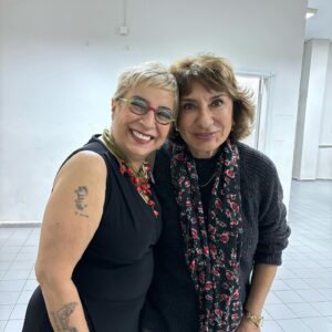Ayşe Erbulak Instagram - Çok şahane bir turne geride kaldı:)
Eskişehir, İzmir, Bodrum, Denizli...
Yüksek Ökçeler Ses Oyuncuları olarak #kadinhikayeleri anlattık.
Yolculuk sırasında çok güzel kitaplar okudum.
Başka şehirlerde yaşayan arkadaşlarımla ve Bodrum komşularımla hasret giderdim.
İzmir’de Tomris Çetinel’im ve sınıf arkadaşım Melek Sarı geldi elleri kolları dolu.
Bodrum’da Ayşe Özer, Gülhan Sevim, Gül Çavdar, Mihriban Er yalnız bırakmadı.
Eskişehir Denizli şahane seyricili şehirler:)
Her şehre okurlarım ellerinde kitaplarımla geldi, imzaladım, sohbet ettik. 
Hiç tanımadığım seyircilerimizle kucaklaşıp el emeği göz nuru hediyeler aldık:)
Sürpriz olarak Füsun Öndoğan ve Haluk Öndoğan çifti ile sarıldık:)
Almula Merter, Yeşim Gül, Ayşenil Şamlıoğlu, Seren Fosforoğlu, Teymuralp Merter, Hakan Kılıç ile sahnedeyken Meltem Pamirtan, Mihriban Er, Tomris Çetinel konuk olarak bize katıldı. 
Teknikte Tunç’cuğuma, Furkan’a ve kaptanımız MuratKaptan’a, Bodrum Lvzz Otel’e, Bodrum Centrum Butik’e ayrıca çok teşekkür ederim
@teymuralp_merter_fosforoglu 
@almulamerterchurm @yesimguloffical @aysenilsamlioglu @serenfosforoglu @meltempamirtanofficial @mihribaner @tomriscetinel @haluk.ondogan @fusunondogan @melek_sari_yum 
@mr.hakankilic @oyalandim @lvzzhotel @centrum_butik @yuksekokcelersesoyunculari 
İNSAN SEVDİĞİ İŞİ YAPARSA HİÇ ÇALIŞMAZMIŞ:)
BOŞ KAFA ŞEYTANIN ÇALIŞMA ALANIYMIŞ
