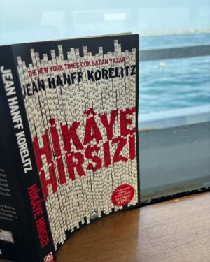 Ayşe Erbulak Instagram - İstanbul’da ulaşımın en güzel hali deniz yolculuğu, hem kitap okursun, hem çay içersin, hem hülyalara dalarsın, öyle mi yapsam şöyle mi yapsam diye düşünürsün, güzel İstanbul’u seyredersin, 
Elimde “Hikaye Hırsızı” var.
Keşke hırsızlık sadece hikayeni çalanla kalsa, emeğini çalarlar, fikrini çalarlar, tonlarca para verip reklam yapıp aldığın öğrencileri çalarlar. Amaaaan neyse biz işimize bakalım: Beyzadem @ozdenozgurdal ‘ım