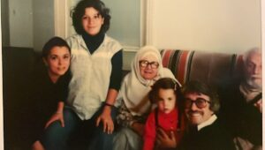 Ayşe Erbulak Instagram - Bu haftanın #tbt fotoları @erbulaksevinc ‘ın Pandora Kutusundan geldi beni taaaa nerelere götürdü. Evet ben bu küçük hanımın abla annesiyim♥️🌺