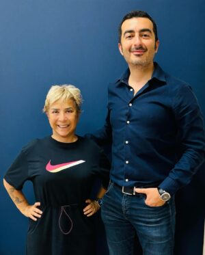Ayşe Erbulak Instagram - 🌺 Azıcık Botox yapsam mı,
Yoksa biraz daha dolgu mu?
Göz kapaklarımı mı yaptırtsam ?
Yüzüme PRP mi, yoksa somon vitamin mi?

🌺 Kadın kısmısının bu soruları ve istekleri bitmez, benimkiler de bitmedi tabii:))

🌺 Aslında yaş olarak radikal çözüme gitmem de iyi olacaktı fakat cesaret edememekteydim. Hatta yıllar önce göz kapağı düzeltmesinde yapılan 1 mm’lik hata gözlük takmadığımda belli oluyordu.

🌺 “Boyun ve Yüz Gerdirme” operasyonunda da hem doktor çok ama çok önemliydi hem de hastane. Hatta 6-7 yıl önce içimde bir huzursuzlukla bir gece önce vaz geçtiğim bir kararım da vardır:)

♥️ Ailemizin hastanesi  hatta başım ağrısa gideceğim tek adres @kocuniversitesihastanesi  imdadıma yetişti. Nasıl ki beni karaciğer naklinden döndüren Prof. Dr Murat Akyıldız ile 2 yıldır her 2 ayda bir buluşuyoruz, şimdi de @semihbaghaki (bugün yarın profesör oluyor) yollarımız kesişti. Emeği geçen tüm ekibe minnettarım 

♥️ Her ikimiz de takvimlerimize baktık.

♥️ Bana başıma gelecekleri anlattı, yokmuş artık öyle bir ay maske filan takmak. 
Sokaktaki prototip kadınlara da benzemek istemediğimi anlattım. Hani yukarı çekilmiş badem göz, hokka burun ve etli ördek dudaklardan, silikon yanaklardan, lipolanmış avurtlardan.

♥️ “Güzel değil, fresh olmak istiyorum, mesela aile burnuma elleme dedim, dudaklarımı ördek yapma” dedim. Peki dedi.

3 haftayı bitirdik. 
Yanaklarım hâlâ hafif şiş. 

Yanımda olan başta beyzadem @ozdenozgurdal a kız kardeşlerim  @erbulaksevinc  @nilgunkuruoz  e,
çocuklarım @daghankulegec  ve @oykuozgurdall  a çok teşekkür ederim. Ve beni yüreklendiren @aslicini ’ ye

P.S. Fotoğraflardan sondan geriye gidiyor:)