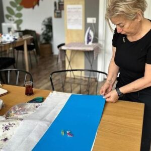 Ayşe Erbulak Instagram - Geçtiğimiz yıl bu günler, feys hatırlattı. Başımıza geleceklerden habersiz kız kardeşim canım Ninimiz @nilgunkuruoz ile dikiş derslerimize başlamışısız. Meleğimiz, Altoş’umuz bu fotoğraflardan yaklaşık 10 gün sonra hastalanmış, bizler refakatçılığa, hastalığın adına bile alışamadan melek olupm uçmuştu.

Ama hayat çok ilginç;
Basit bir tesadüf sonucu tanıdığımız Seher Şahin hocamız ki kendisi şu anda çok özel bir yeteneğe sahip, dikiş makinası eğitmenliği yapıyor, hayatımıza girdi.

O zamanki hayat kesişmesi bizim #sehersahin ile Erbulak Cafe’mizde önemli bir yol arkadaşı olmasını sağladı. 
Yıllarca çalışmış, didinmiş, evlatlarını yetiştirmiş, emekli olmuş ama boş durmuyor. Bizden arta kalan zamanlarında dikiş atölyelerine devam ediyor:))
@makine_egitmeni